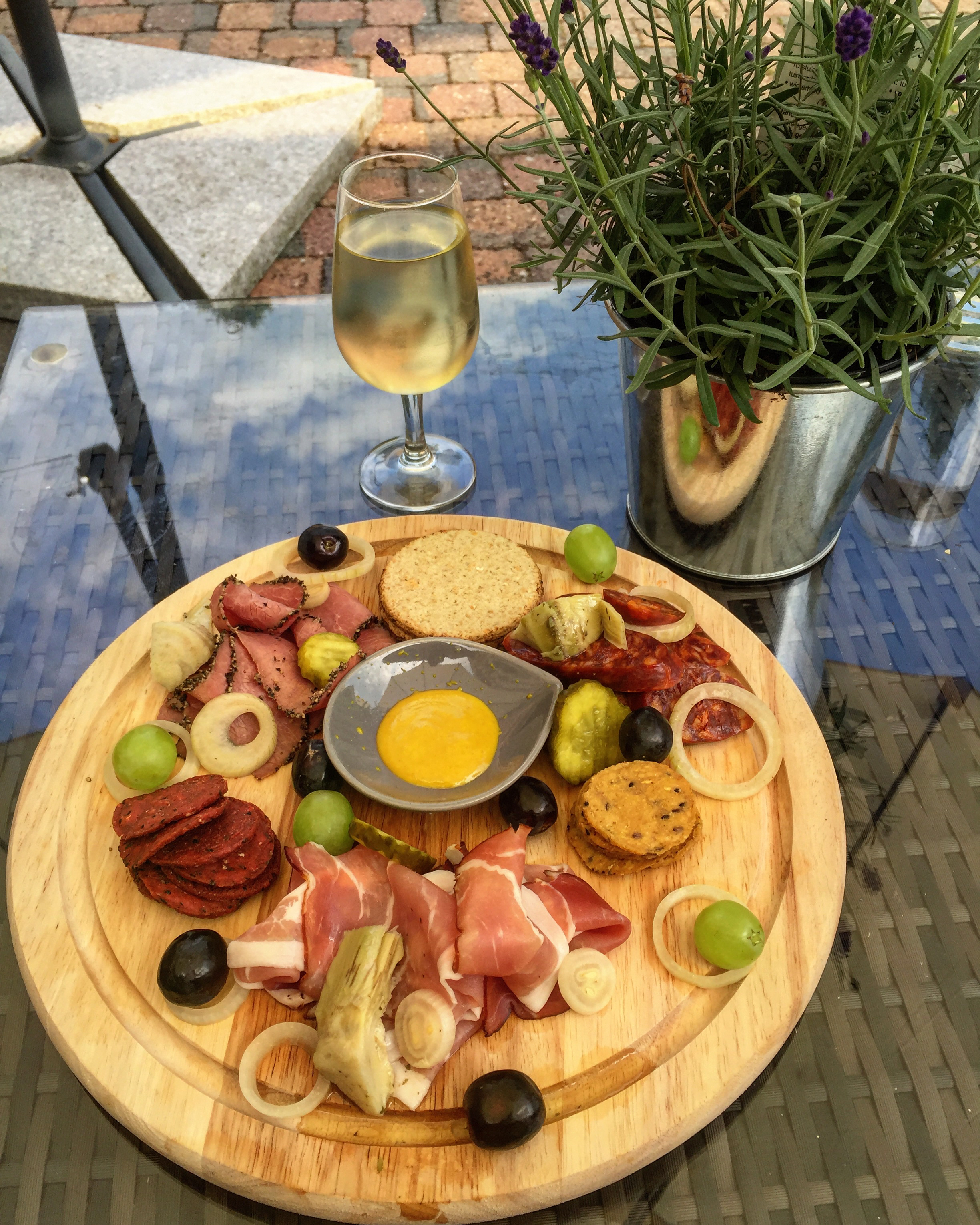 THE MOUNT VINEYARD | SHOREHAM KENT | META BOARD | WE LOVE FOOD, IT'S ALL WE EAT