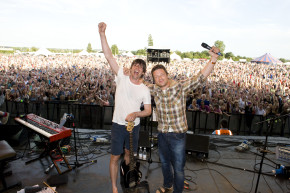 Jamie Oliver and Alex James perform at The Big Feastival - photographer George Powell